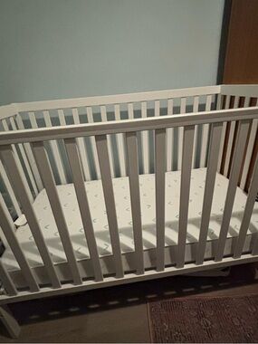 White Baby Crib with Simple Slat Design